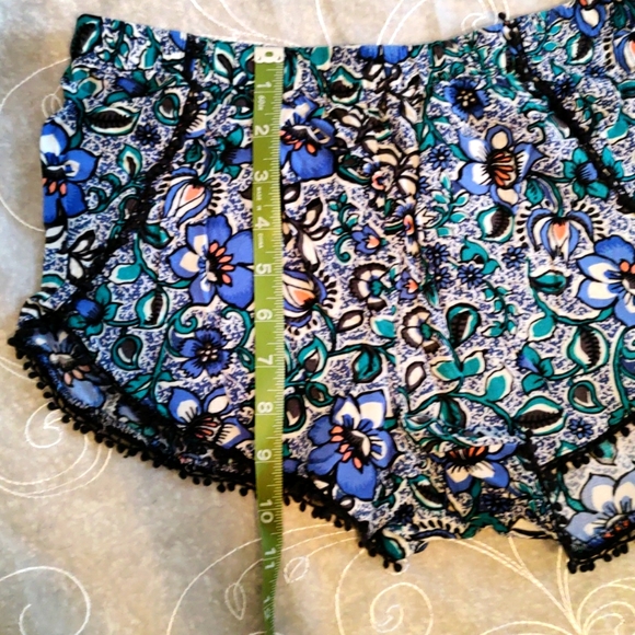 Express Shorts - Picture 3 of 3